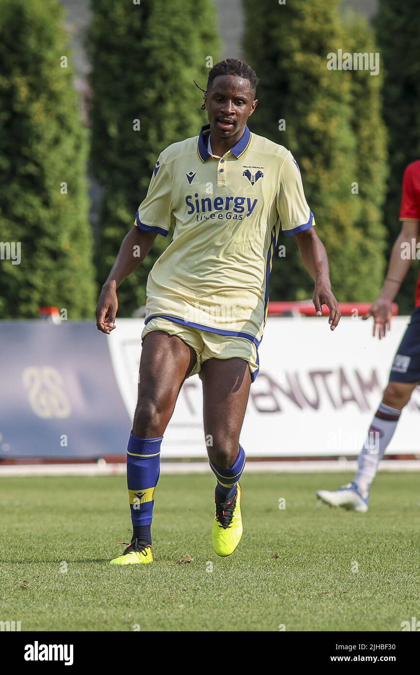 Adrien Tameze di Hellas Verona FC durante Hellas Verona vs Virtus Verona, 3Â° incontro frendly pre-stagione Serie A Tim 2022-23, al 'Centro Sportivo Intercomonale' Mezzano di Fiera di Primiero (TN), Italia, il 16 luglio 2022. Foto Stock