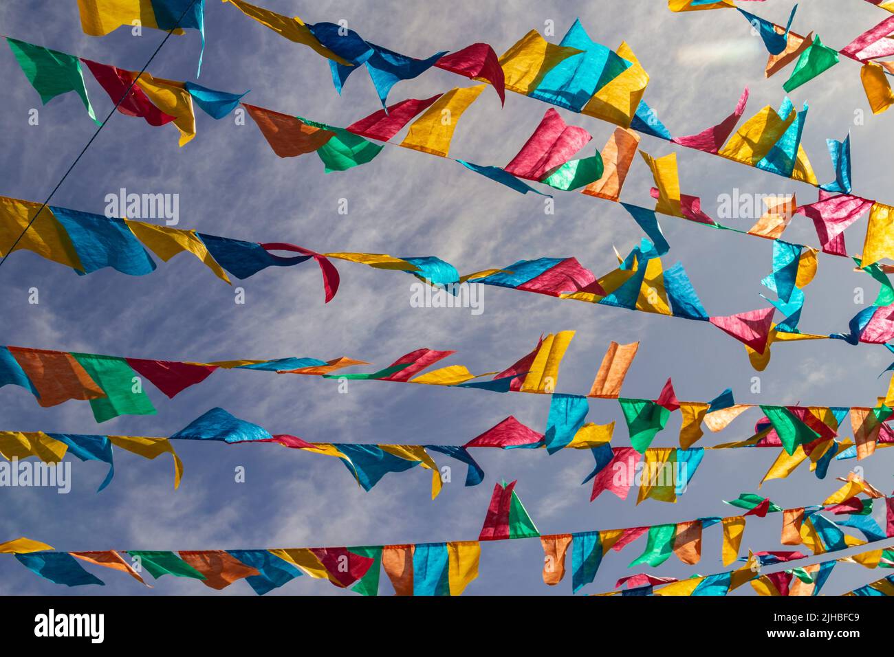 Goiania, Goiás, Brasile – 17 luglio 2022: Diverse linee di abbigliamento con bandiere di tessuto contro il cielo blu per la festa di giugno - tipico brasiliano 'Quadrilha' Foto Stock