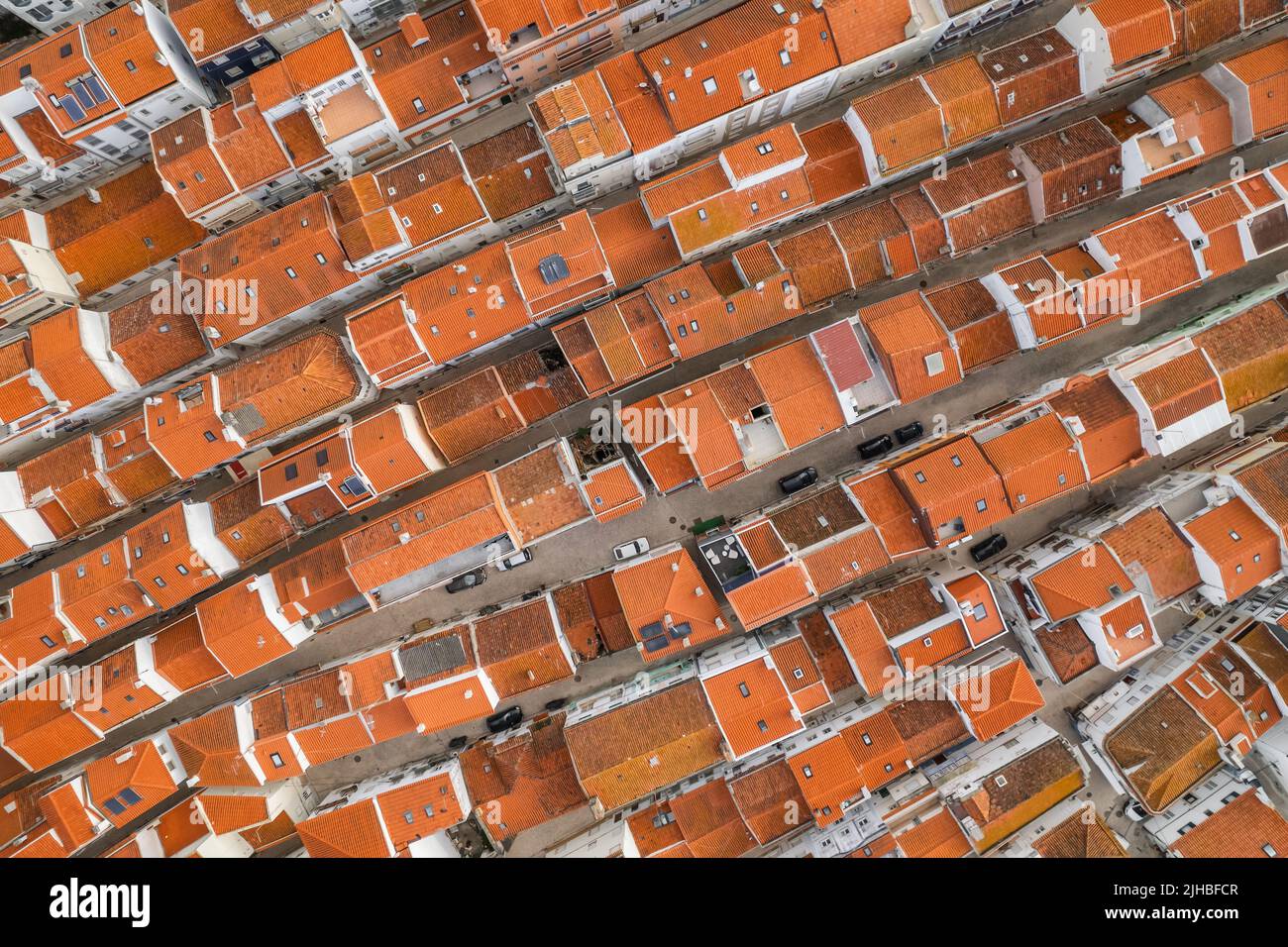 Vista dall'alto dei tetti con tegole rosse nell'affascinante città vecchia di Nazare, Portogallo Foto Stock