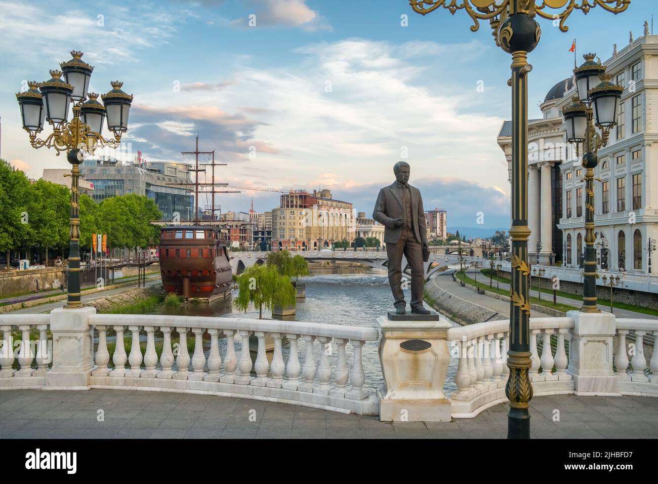 Statue di bronzo sul ponte d'arte a Skopje, Macedonia settentrionale Foto Stock