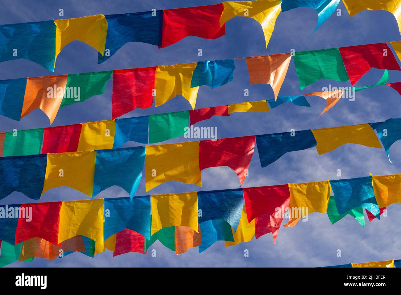 Goiania, Goiás, Brasile – 17 luglio 2022: Diverse linee di abbigliamento con bandiere di tessuto contro il cielo blu per la festa di giugno - tipico brasiliano 'Quadrilha' Foto Stock