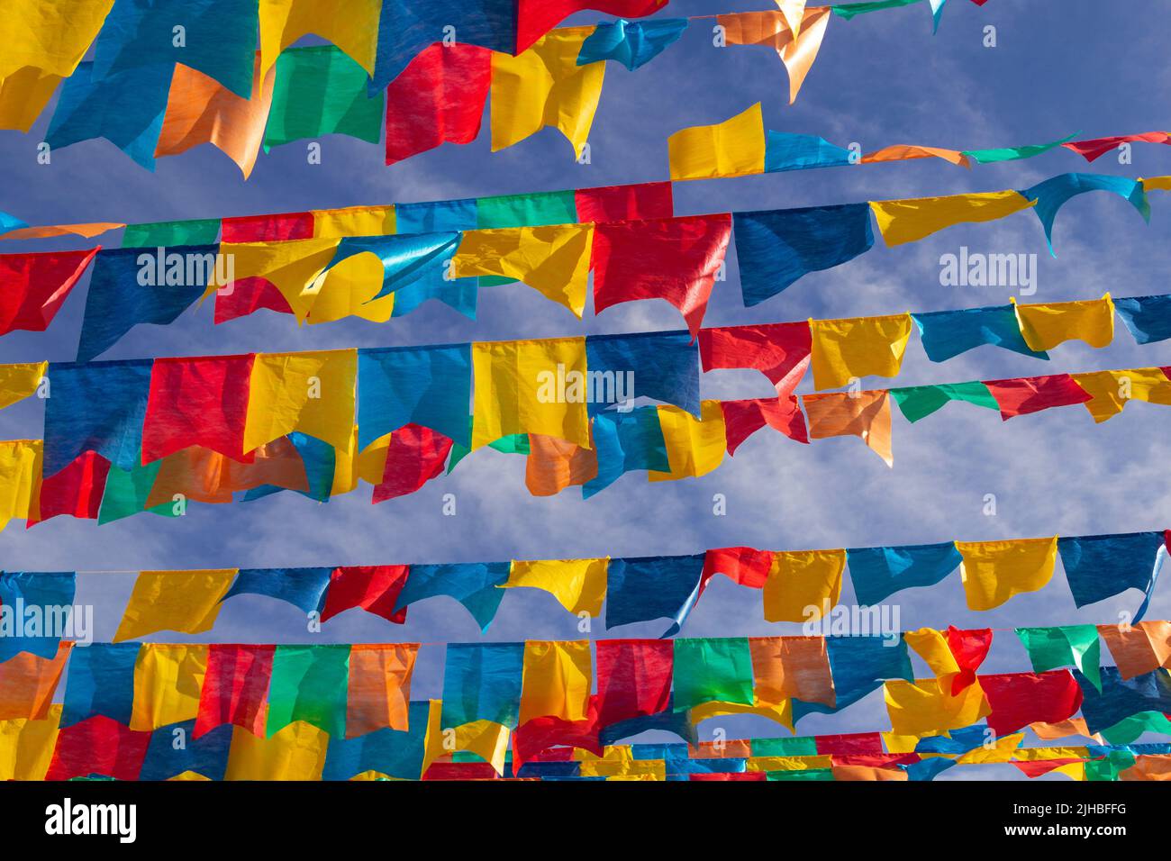 Goiania, Goiás, Brasile – 17 luglio 2022: Diverse linee di abbigliamento con bandiere di tessuto contro il cielo blu per la festa di giugno - tipico brasiliano 'Quadrilha' Foto Stock