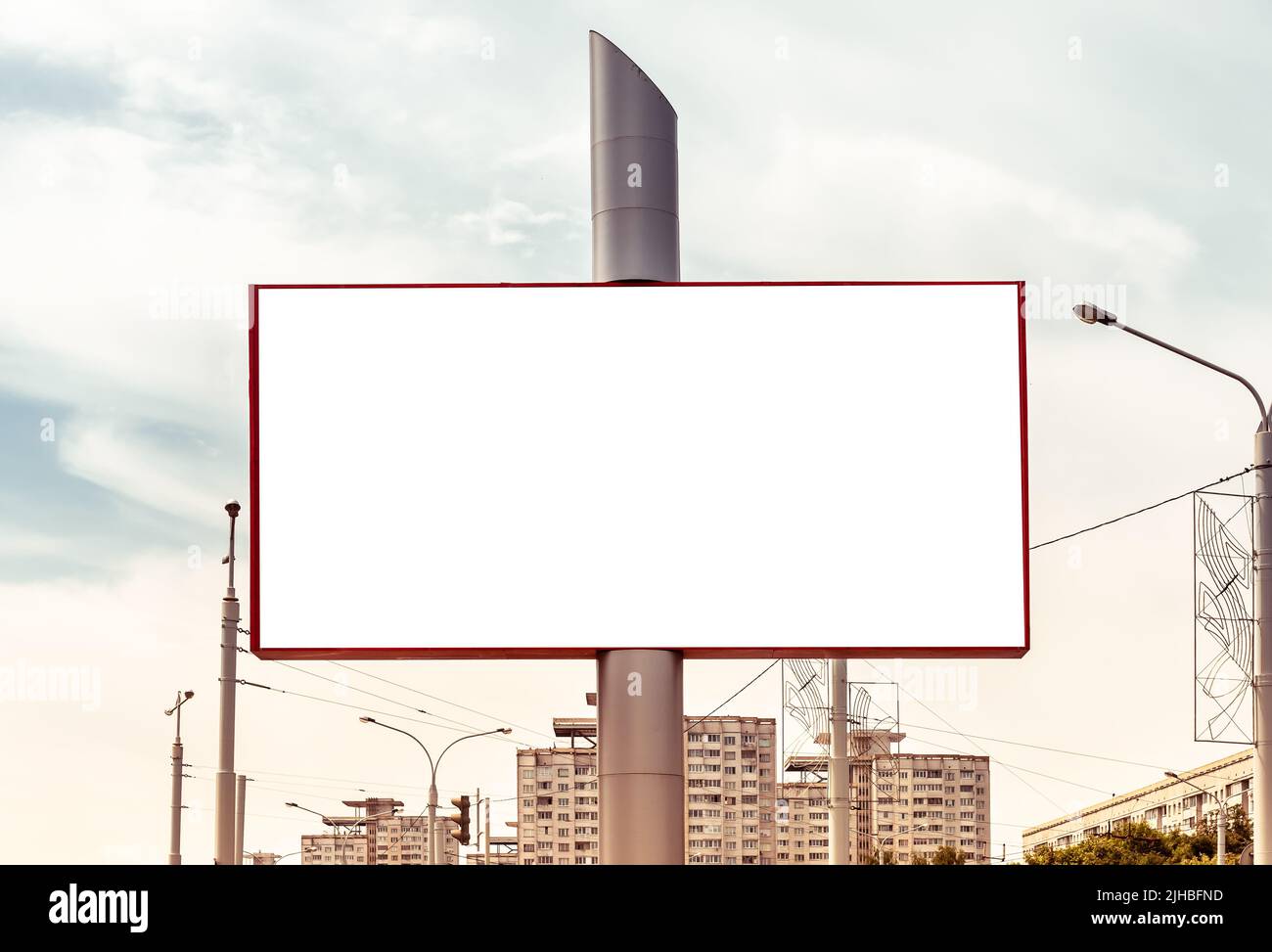 Grande mockup cartelloni sullo sfondo della città con edificio di appartamenti. Poster pubblicitario all'aperto. Foto di alta qualità Foto Stock