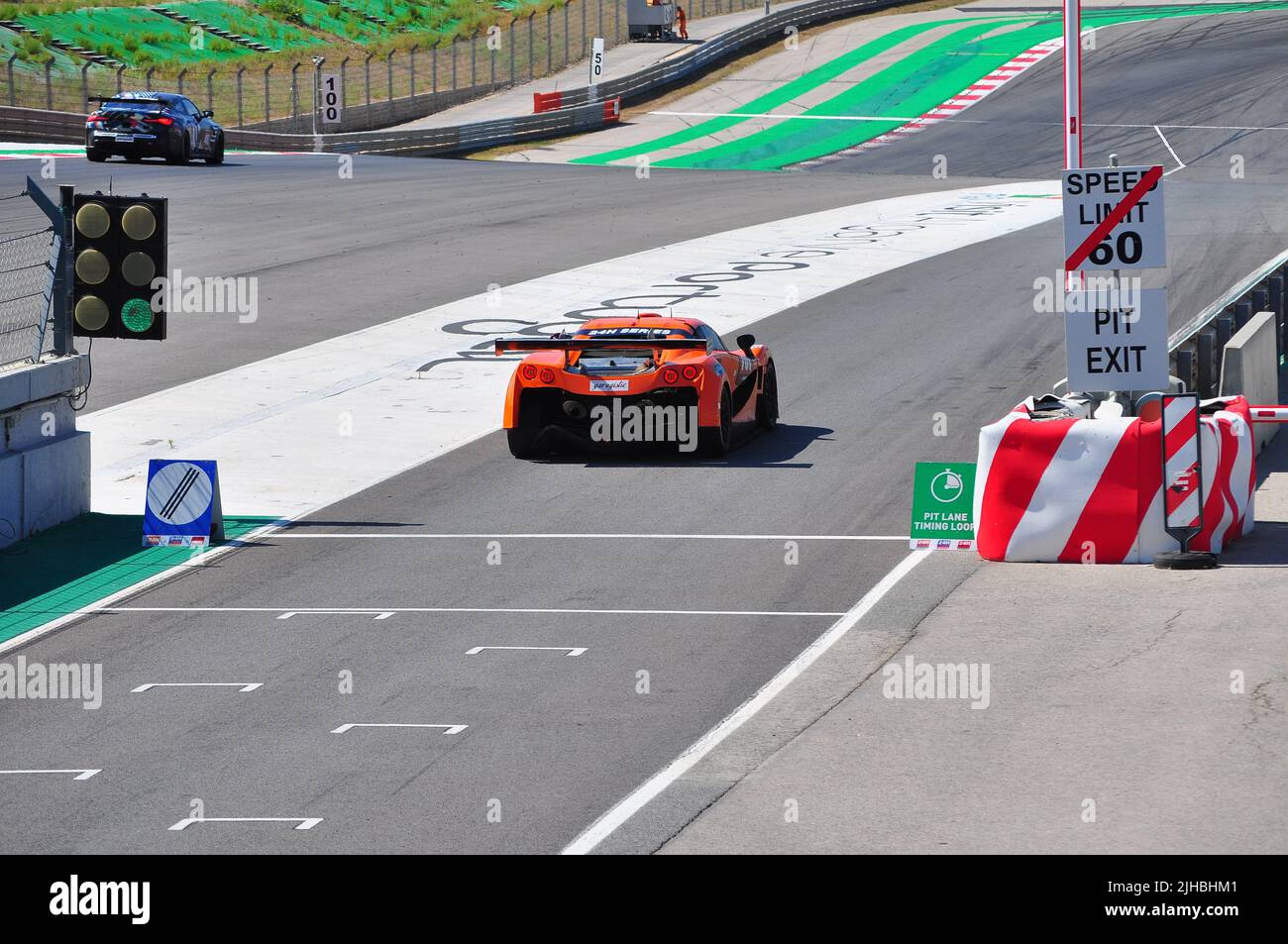 Primo piano di una vettura rossa alla guida durante la Portimao Race 24H Foto Stock