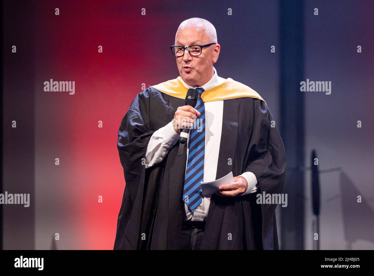 Laurea alle ore UA92, Manchester - 10th luglio 2022. Phil Jones, ex BBC ora docente di giornalismo sportivo a UA92. Foto Stock