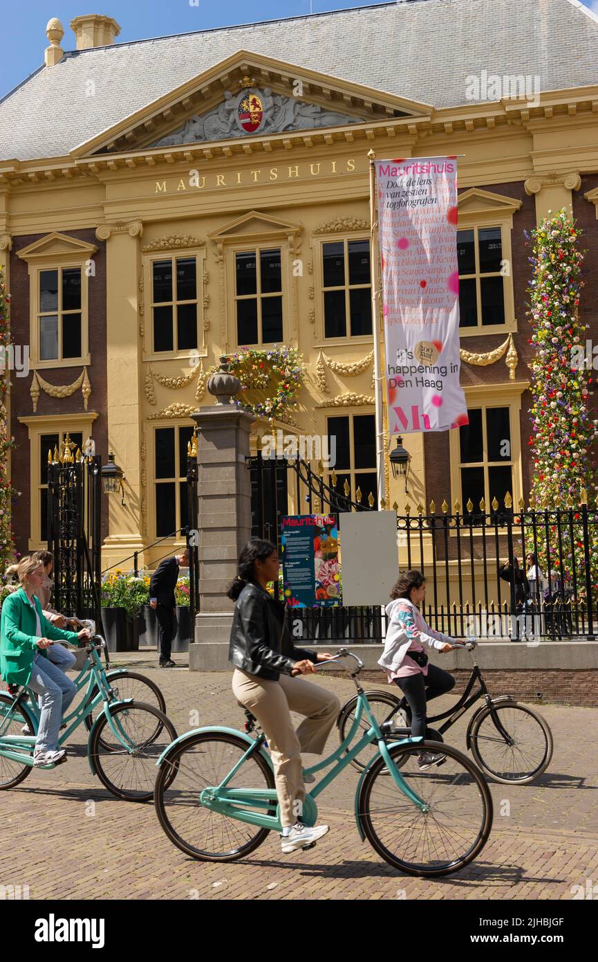 La Mauritshuis, con le biciclette in movimento in primo piano, Den Haag, Paesi Bassi Foto Stock