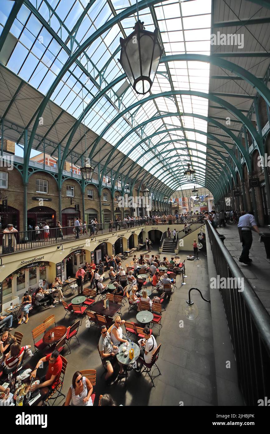 Interno di Covent Garden, mercato di Apple, Londra, Inghilterra, Regno Unito, WC2E Foto Stock