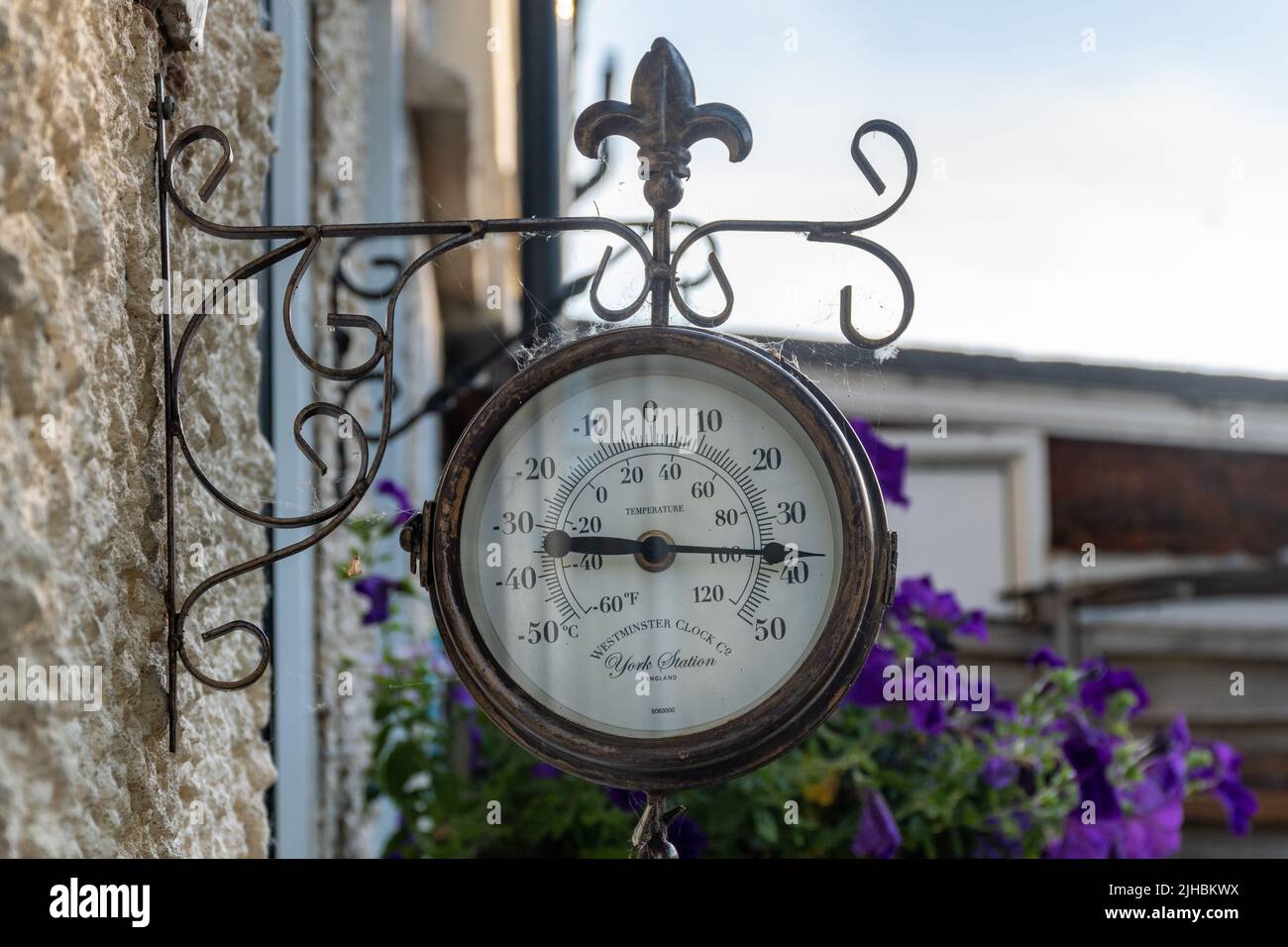 Luglio 2022 Heatwave, Hampshire, Inghilterra, Regno Unito. Un termometro da giardino indica che la temperatura è all'altezza di 30s gradi C, (100 F), avvertimento di calore estremo Foto Stock