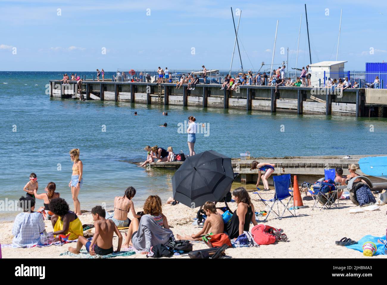 Whitstable, Kent, Regno Unito: La gente gode del sole estivo a Whitstable all'inizio di un'ondata di caldo record nel Regno Unito. Foto Stock