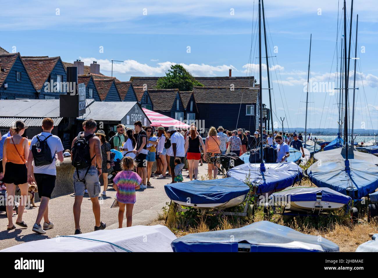 Whitstable, Kent, Regno Unito: La gente gode del sole estivo a Whitstable all'inizio di un'ondata di caldo record nel Regno Unito. Foto Stock