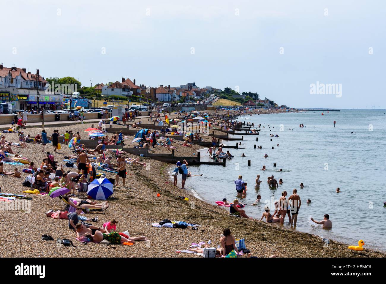 Herne Bay, Kent, Regno Unito: I beachgoers si crogiolano al sole mentre un'onda di calore record inizia nel Regno Unito. Foto Stock