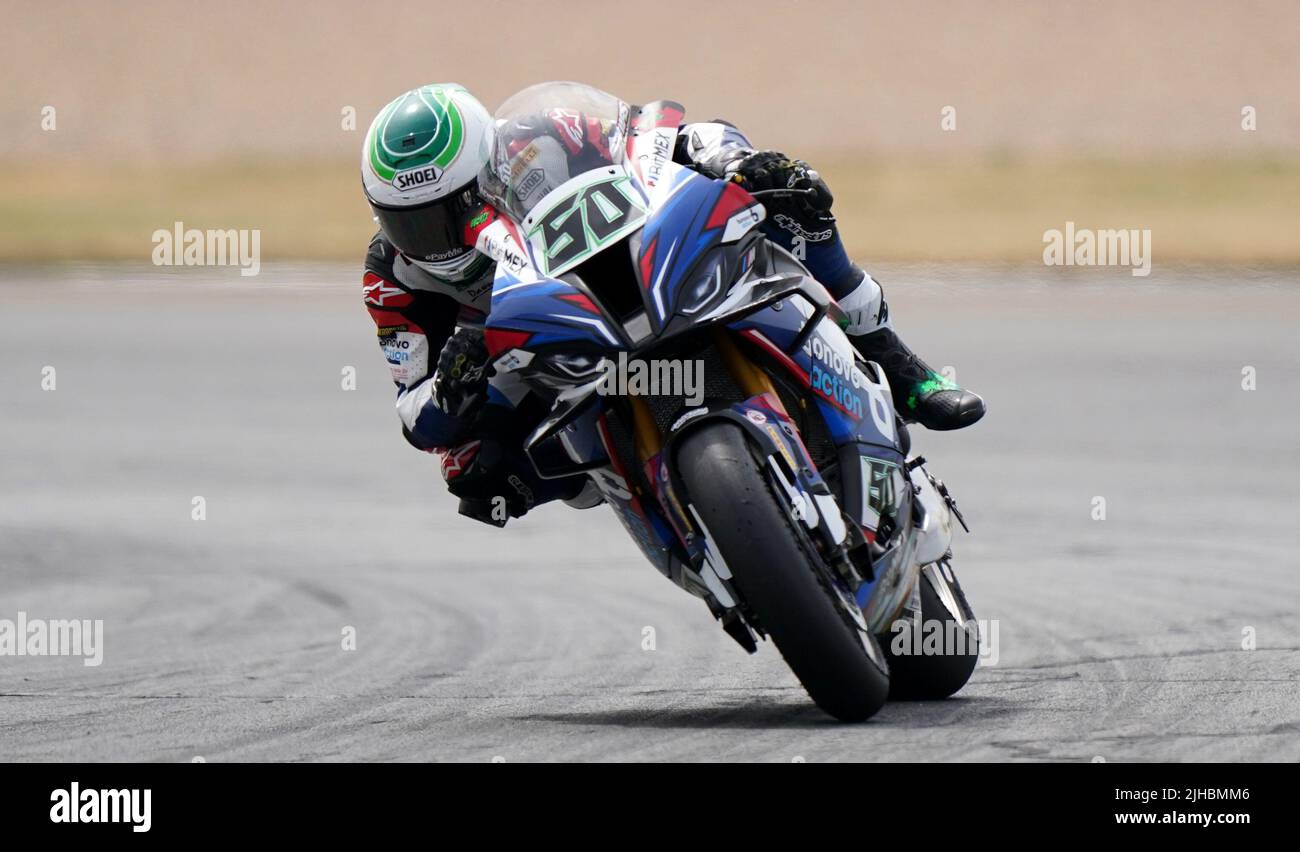 Bonovo Action BMW di Eugene Laverty durante il terzo giorno del MOTUL FIM Superbike World Championship 2022 a Donington Park, Leicestershire. Data foto: Domenica 17 luglio 2022. Foto Stock