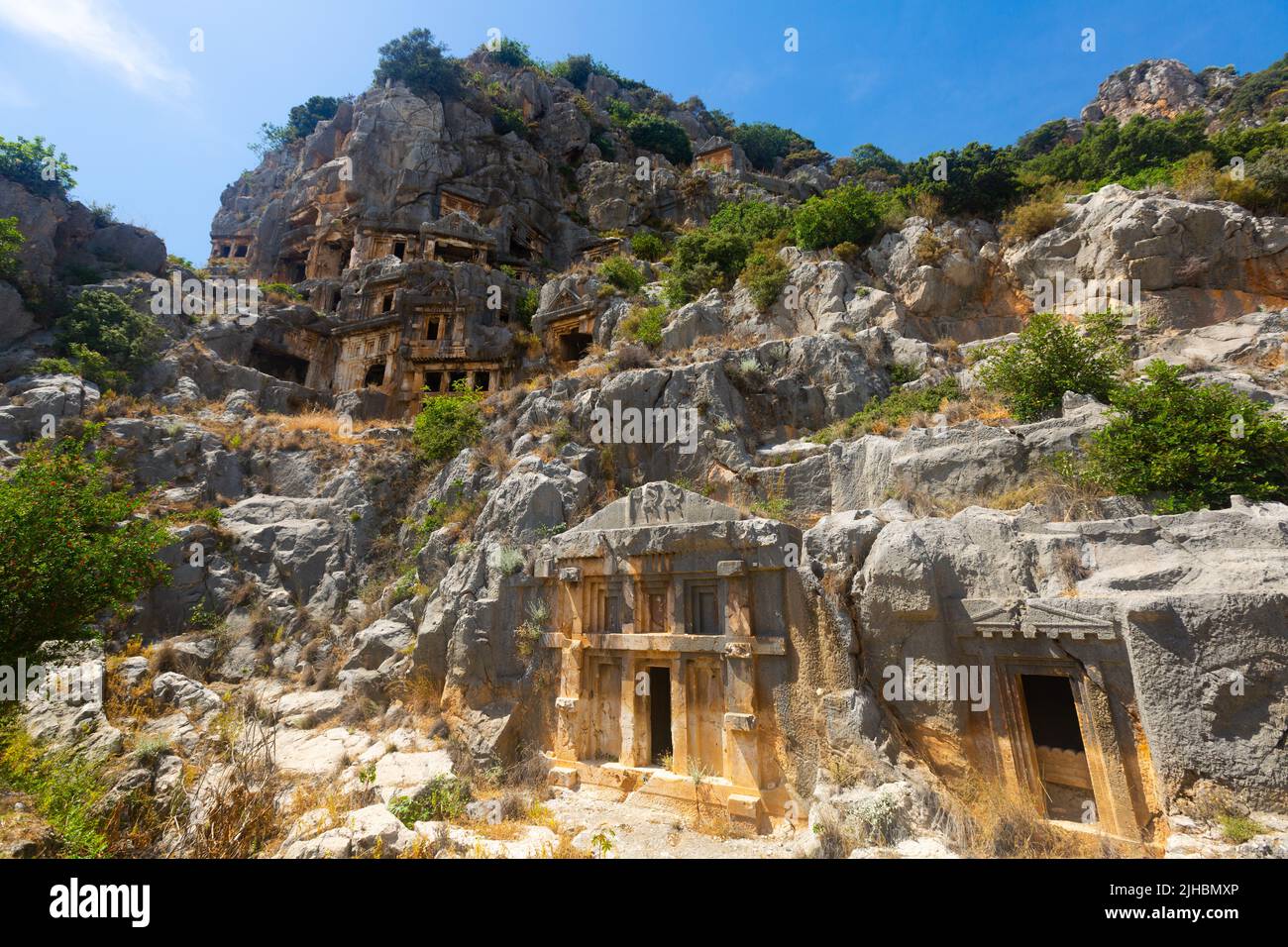 Vista delle antiche tombe di roccia Licia nella città di Myra Foto Stock