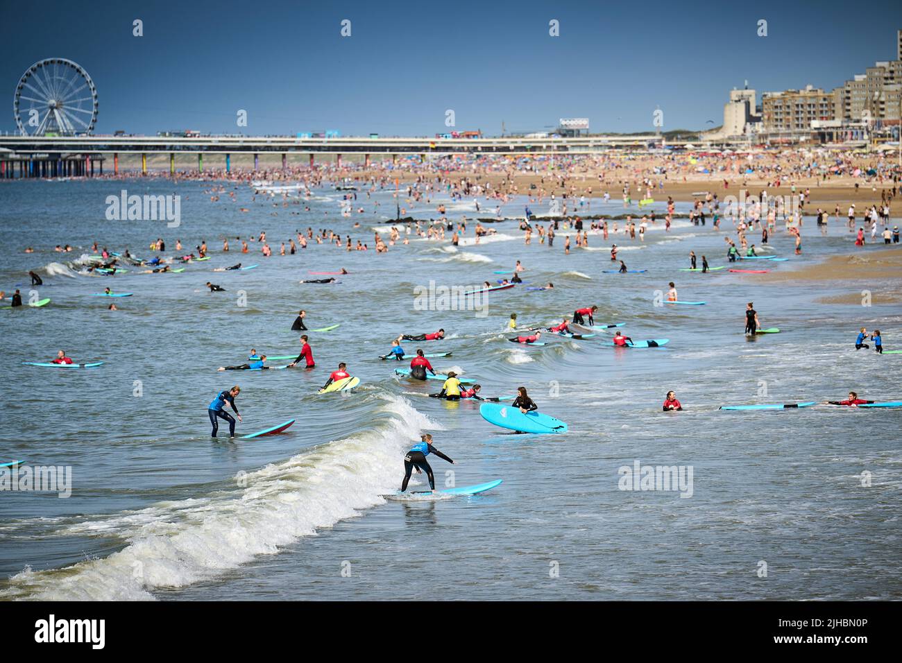 2022-07-17 16:20:46 SCHEVENINGEN - i bagnanti cercano ristoro sulla spiaggia di Scheveningen. A causa dell'aumento della temperatura, il piano termico nazionale entrerà in vigore lunedì. ANP PHIL NIJHUIS olanda out - belgio out Foto Stock