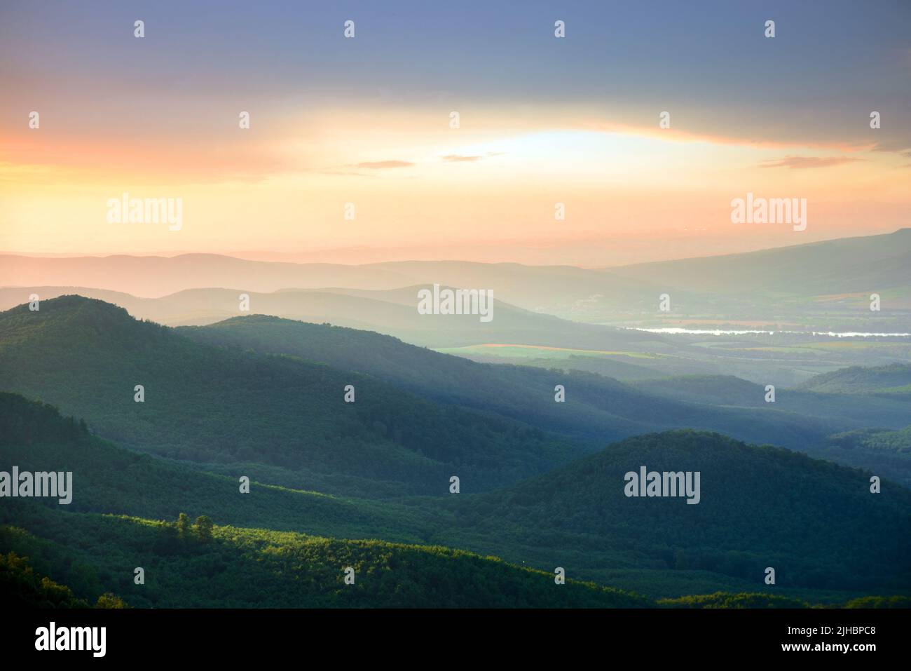 Tramonto sulle verdi colline della valle del Danubio Foto Stock