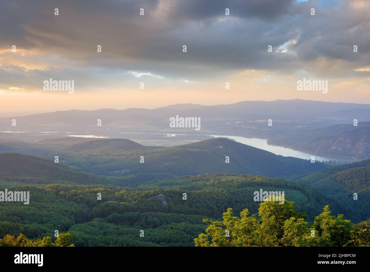 Vista al tramonto sulle colline che circondano il Danubio Foto Stock