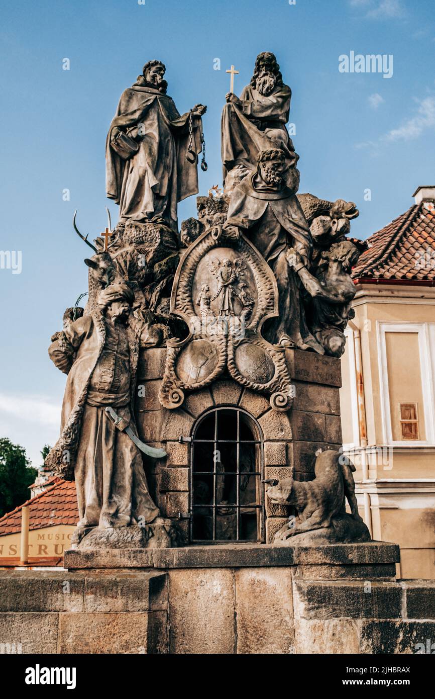 Praga, Repubblica Ceca - Luglio 2022. Praga statue turche di Giovanni di Matha sul famoso Ponte Carlo medievale - Ponte Karlov attraverso il fiume Moldava Foto Stock