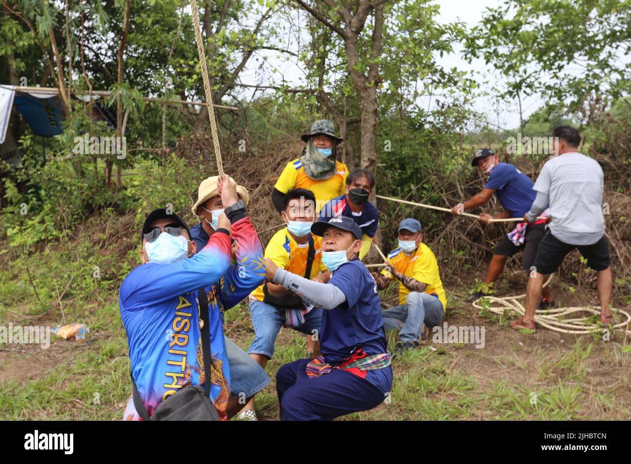 Diverse squadre lavorano insieme per competere nel festival annuale del razzo. Tradizionalmente per convocare le piogge, il più grande di questi è in Yasothon Foto Stock