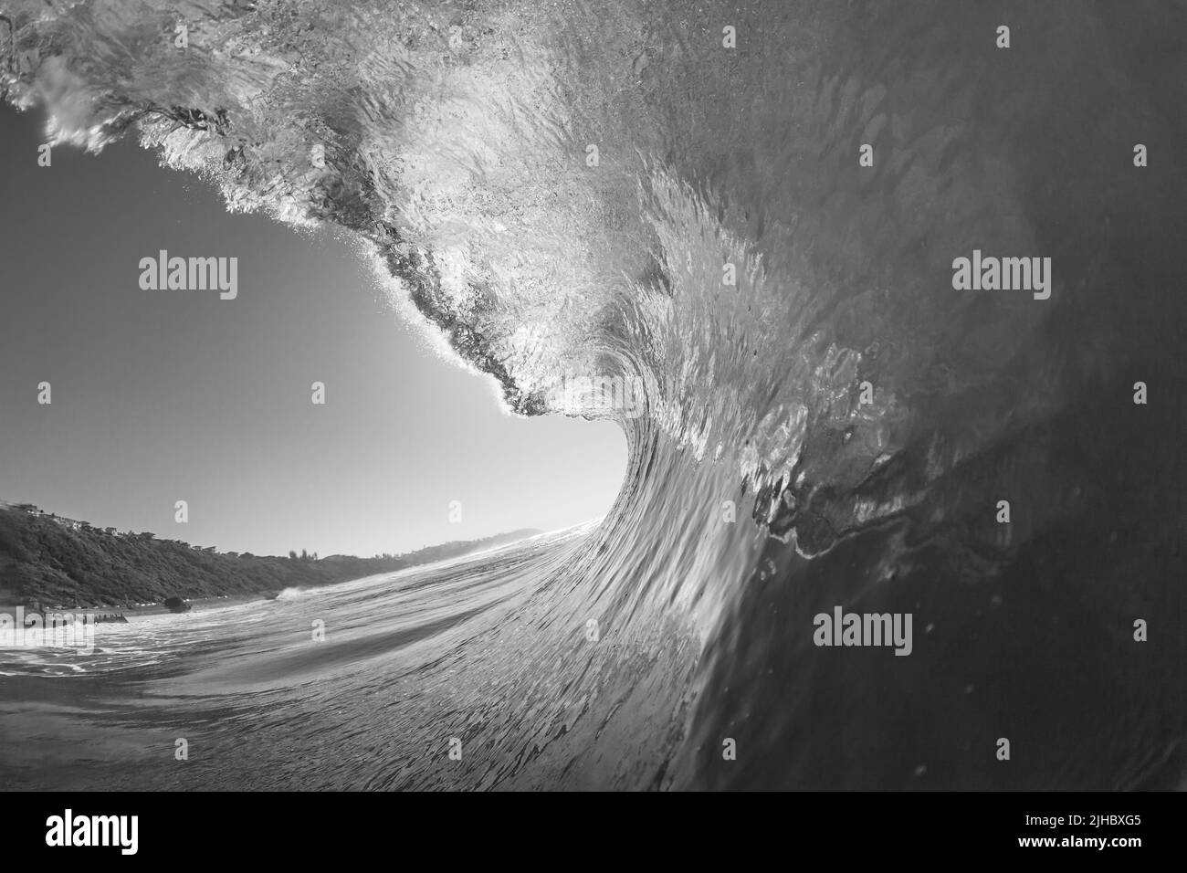 Oceano onda di mare nuoto surf vista interna prospettiva di crashing verticale cavo tubing acqua potenza in bianco nero contrasti. Foto Stock