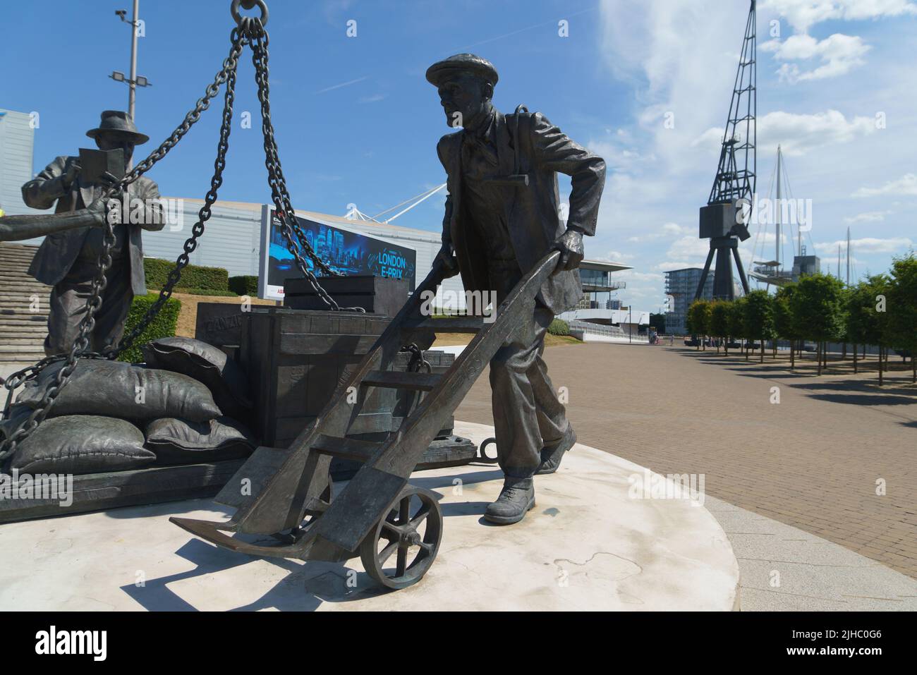 Le gru statiche presso il porto fanno parte del restauro del Royal Victoria Dock nella zona docklands di Londra. Scultura 'sbarcata' Les Johnson Foto Stock