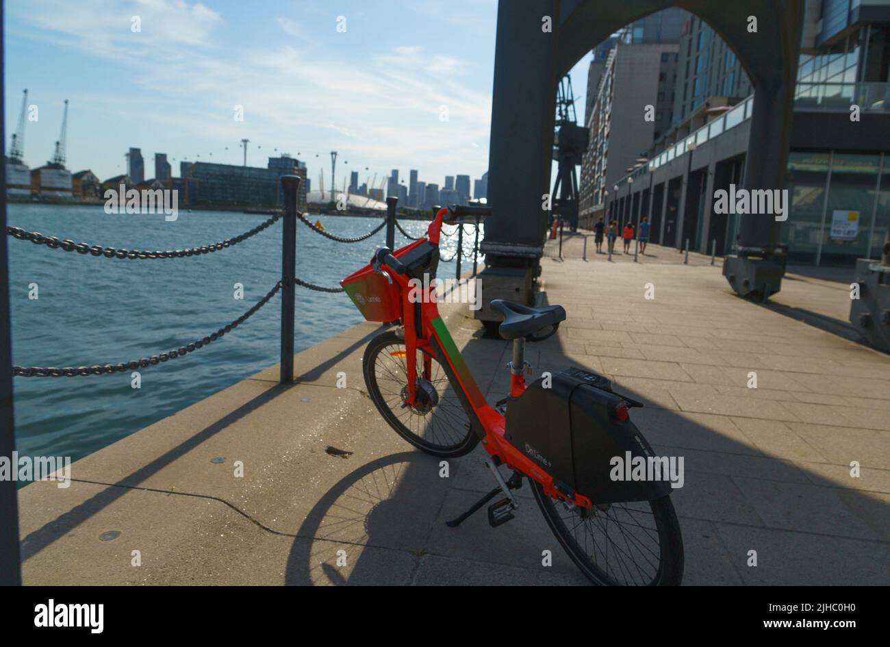 Una bici da salto (Uber) a noleggio parcheggiata sul wharfside al Royal Victoria Dock, Londra, Regno Unito Foto Stock