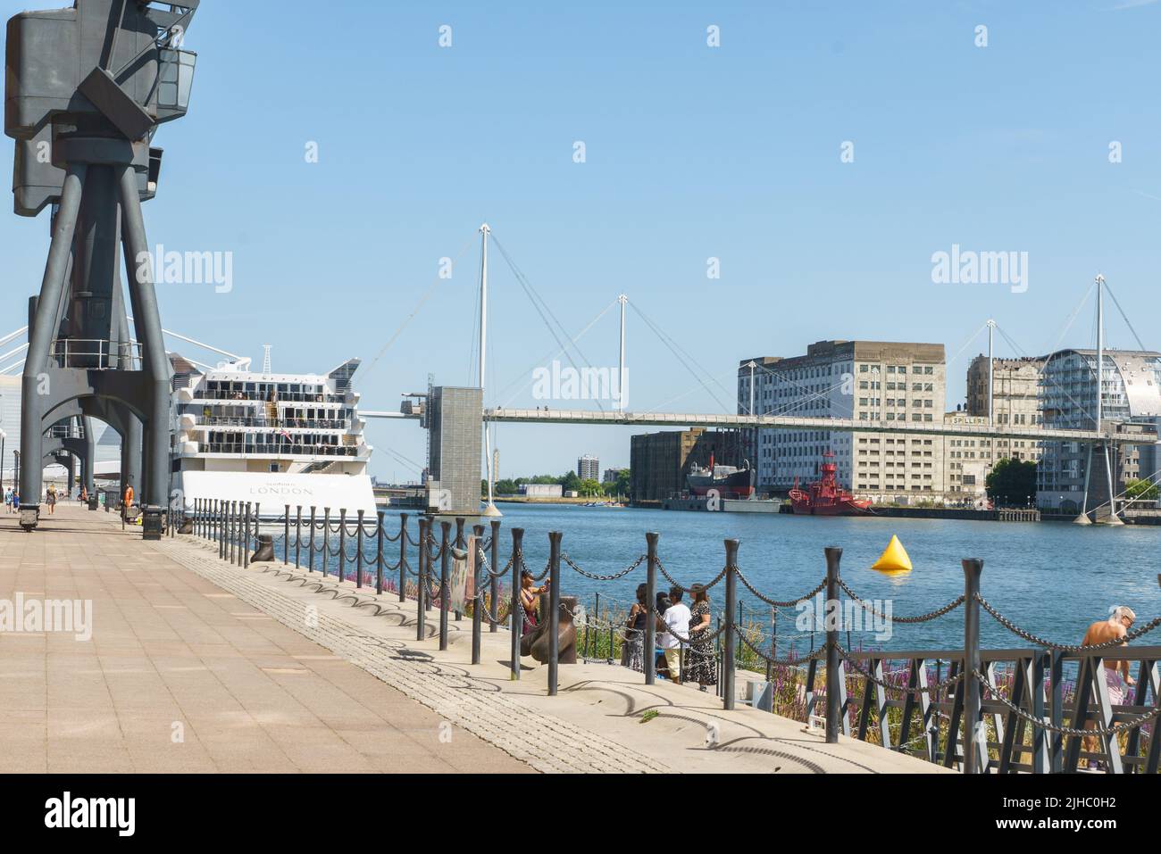 Sunborn London Yacht Hotel ormeggiato al Royal Victoria Dock, Londra, Regno Unito Foto Stock