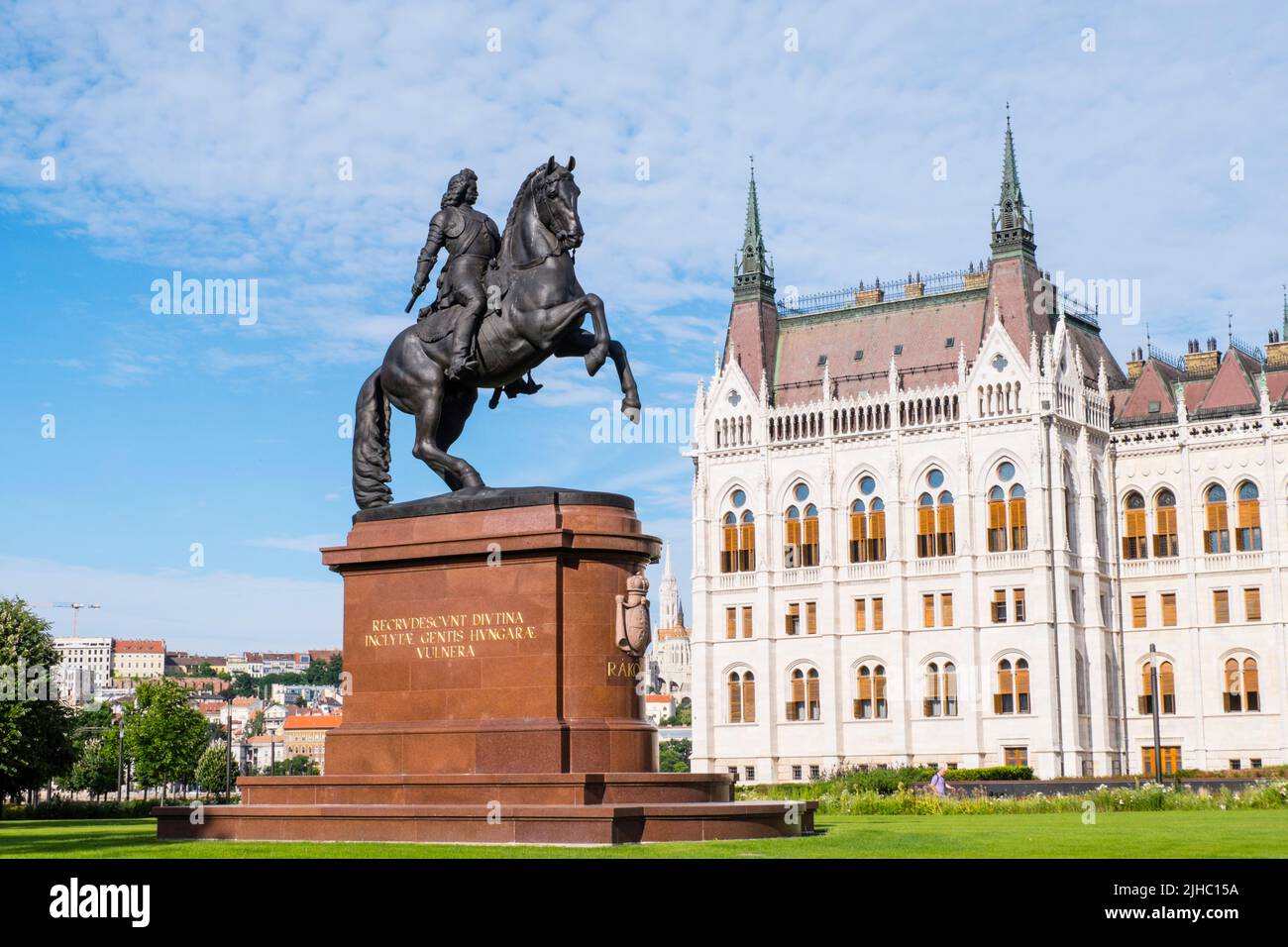 Rakoczi Ferenc statua equestre e Palazzo del Parlamento, Kossuth Lajos ter, Budapest, Ungheria Foto Stock