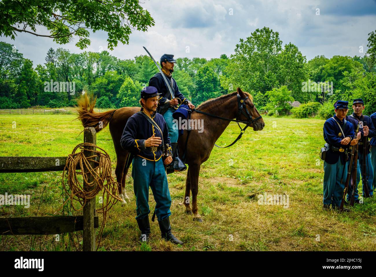 Lancaster, PA, USA – 16 luglio 2022: I soldati di cavalleria dell'esercito dell'Unione spiegano i loro doveri e tattiche ai visitatori del Landis Valley Farm Museum durante Foto Stock