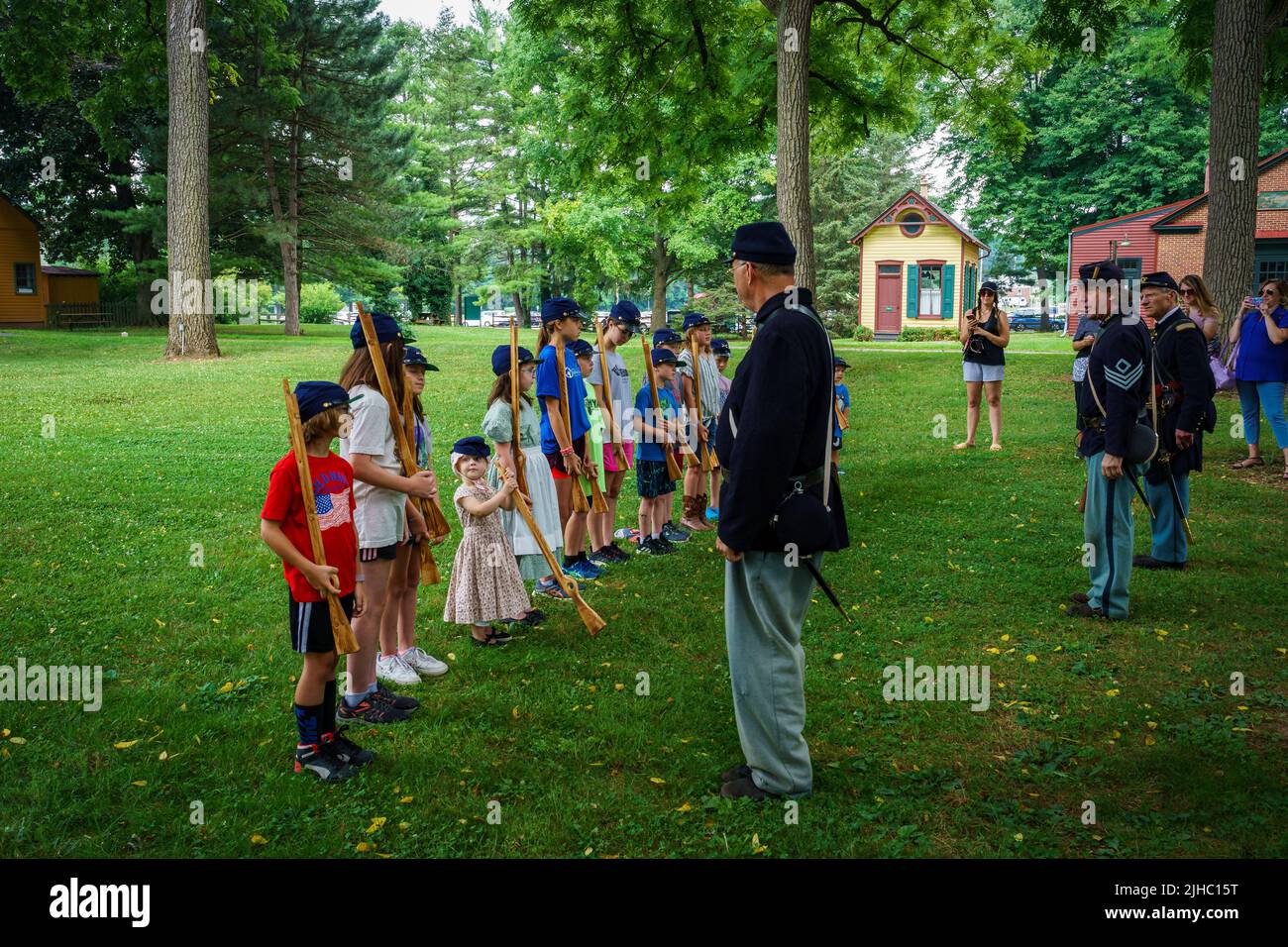 Lancaster, PA, USA – 16 luglio 2022: Le reclute più giovani dell’esercito dell’Unione si stanno formando e imparano come i comandi di un soldato nella Landis Valley far Foto Stock