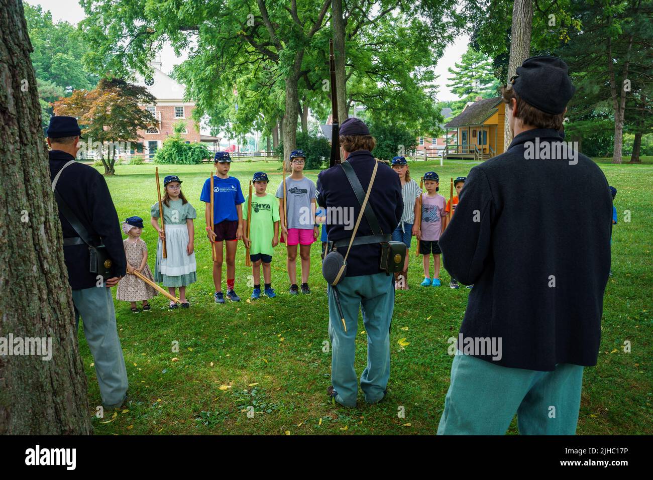 Lancaster, PA, USA – 16 luglio 2022: Le reclute più giovani dell’esercito dell’Unione si stanno formando e imparano come i comandi di un soldato nella Landis Valley far Foto Stock