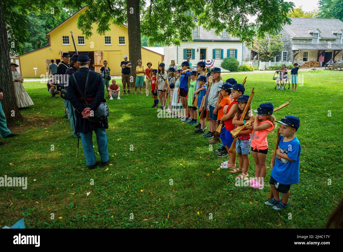 Lancaster, PA, USA – 16 luglio 2022: Le reclute più giovani dell’esercito dell’Unione si stanno formando e imparano come i comandi di un soldato nella Landis Valley far Foto Stock