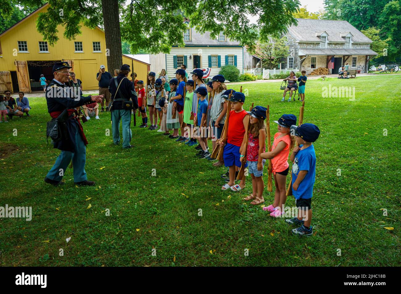 Lancaster, PA, USA – 16 luglio 2022: Le reclute più giovani dell’esercito dell’Unione si stanno formando e imparano come i comandi di un soldato nella Landis Valley far Foto Stock