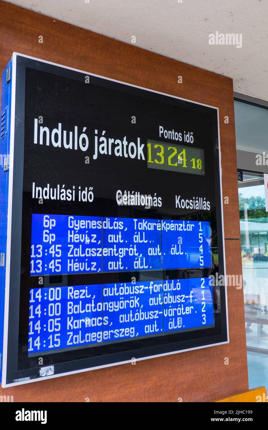 Schermo elettronico con departturs, stazione degli autobus, Keszthely, Ungheria Foto Stock