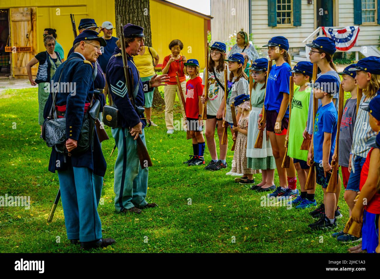 Lancaster, PA, USA – 16 luglio 2022: Le reclute più giovani dell’esercito dell’Unione si stanno formando e imparano come i comandi di un soldato nella Landis Valley far Foto Stock