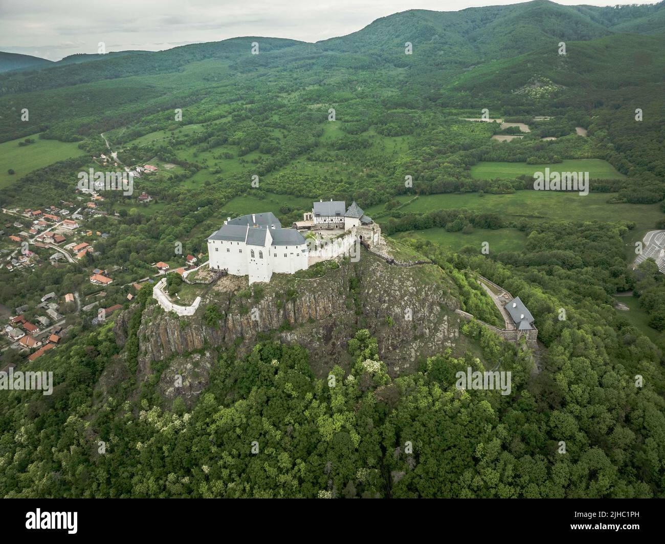 Vista aerea di un castello medievale su un Hilltop a Fuzer, Ungheria Foto Stock