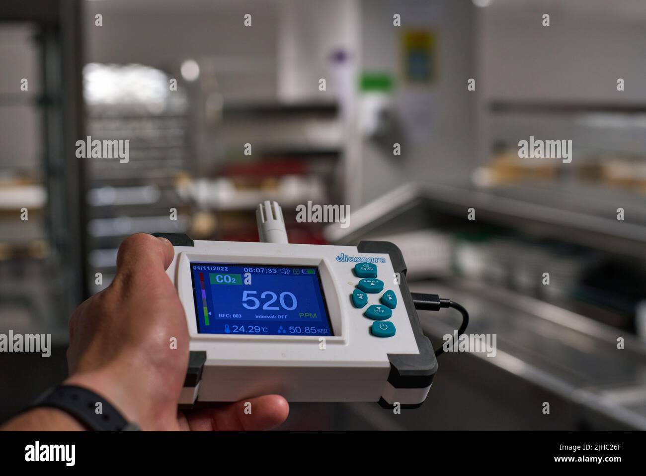 Il misuratore manuale di anidride carbonica misura la concentrazione in volume di CO2 Foto Stock