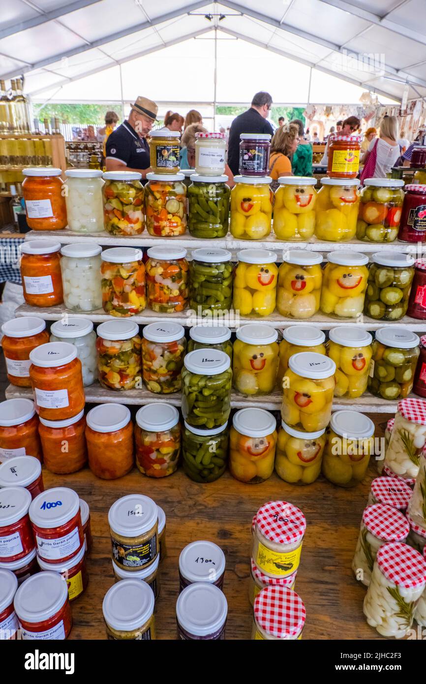 Conserve di prodotti e alimenti in vasetti di vetro, mercato coperto, Heviz, Ungheria Foto Stock