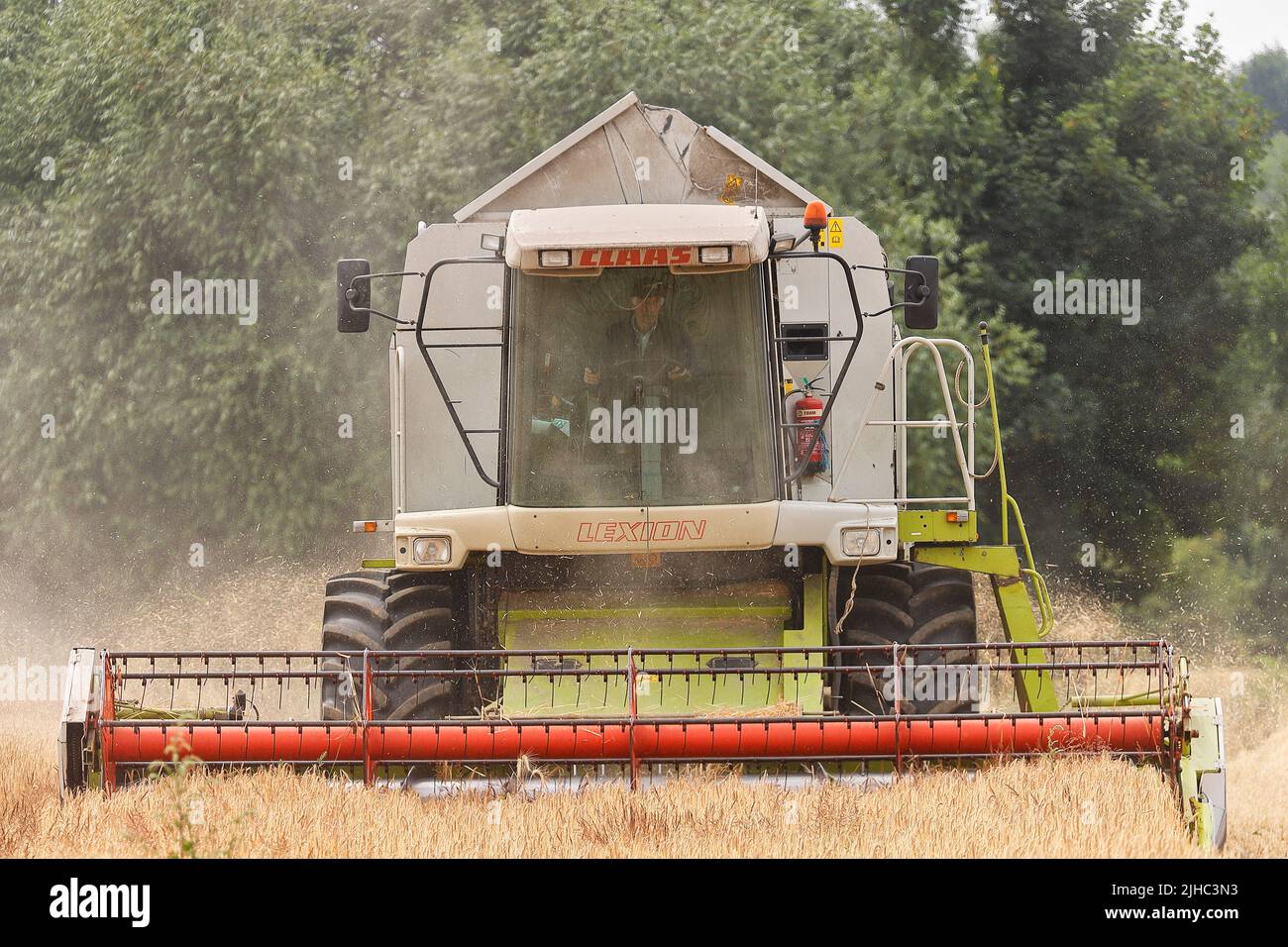 Una mietitrebbia Claas Lexion 440, Harvesting Barley a Leeds, West Yorkshire Foto Stock