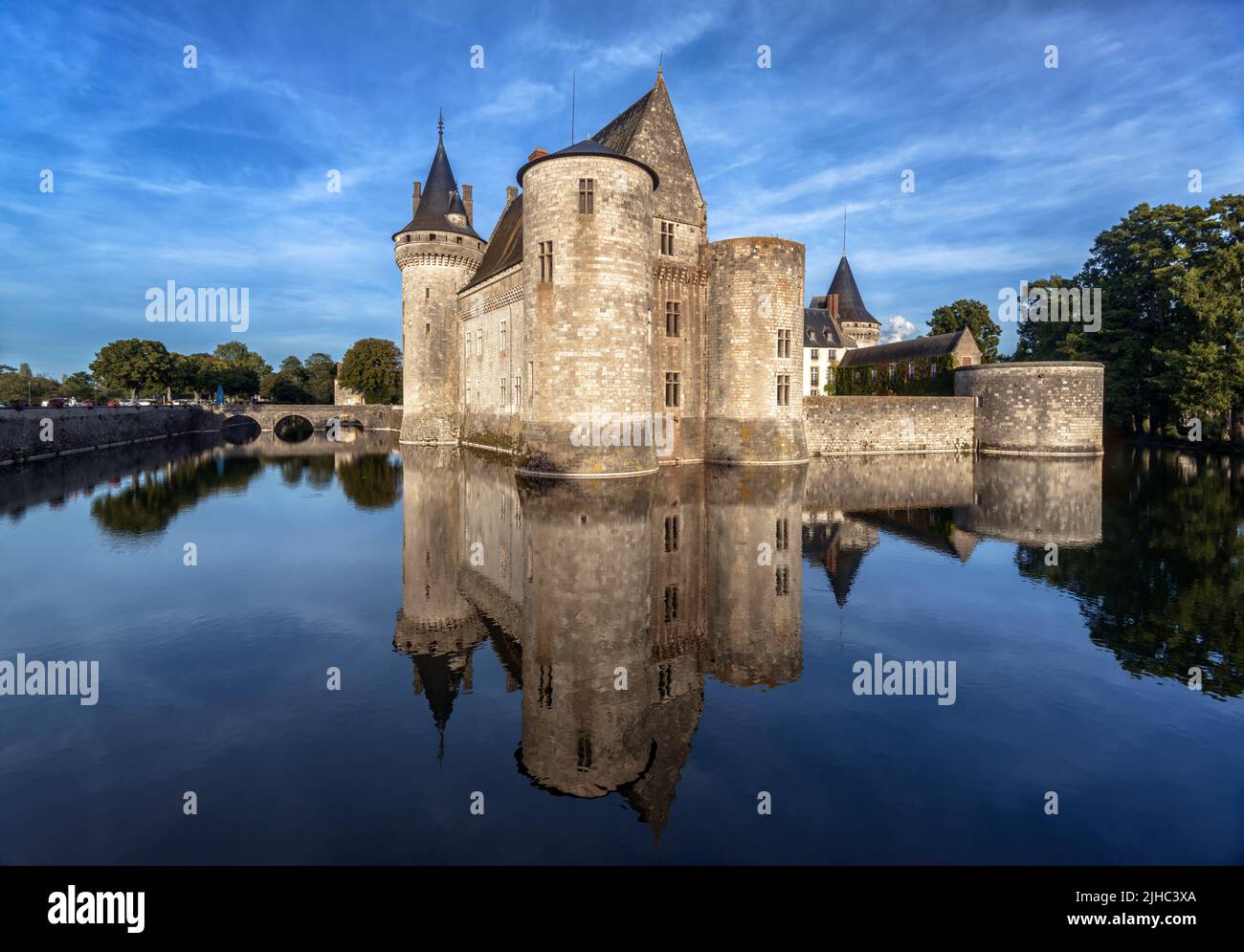 Castello Chateau de Sully-sur-Loire, Francia. E' un punto di riferimento della Valle della Loira. Vista panoramica del castello medievale francese come fortezza, paesaggio con vecchio mon Foto Stock