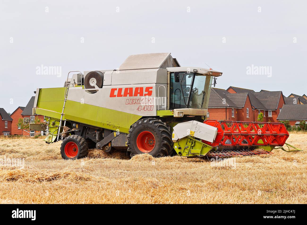 Una mietitrebbia Claas Lexion 440, Harvesting Barley a Leeds, West Yorkshire Foto Stock