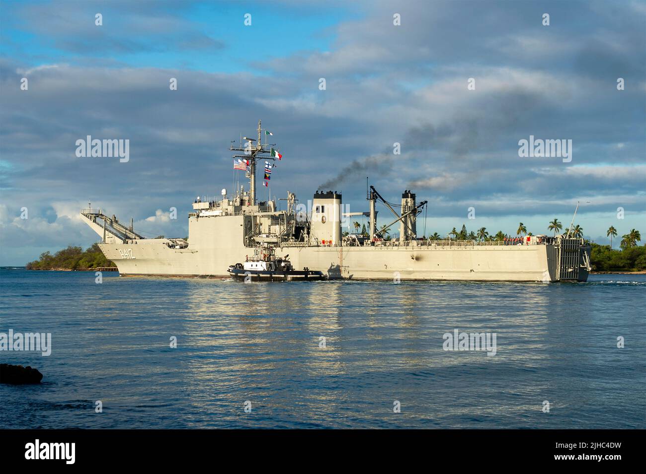 Pearl Harbor, Stati Uniti. 12 luglio 2022. La nave da sbarco in carro armato della Marina messicana di classe Newport, ARM Usumacinta, parte da Pearl Harbor per iniziare la fase in mare del Rim del Pacifico il 12 luglio 2022 a Honolulu, Hawaii. Credit: MC2 Aiko Bongolan/US Navy/Alamy Live News Foto Stock