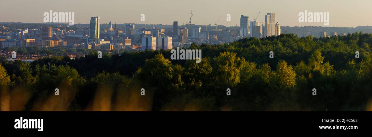 Una vista panoramica dello skyline di Leeds City Centre raken dal Middleton Park Foto Stock