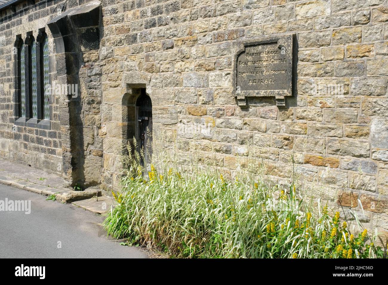 Bolsterstone, South Yorkshire, UK Giugno 25 2022 il Porter's Lodge del 19th secolo con una mostra di fiori gialli che corrono lungo pareti in pietra. Foto Stock Bolsterstone, South Yorkshire, UK Giugno 25 2022 il Porter's Lodge del 19th secolo con una mostra di fiori gialli che corrono lungo pareti in pietra. Foto Stock
