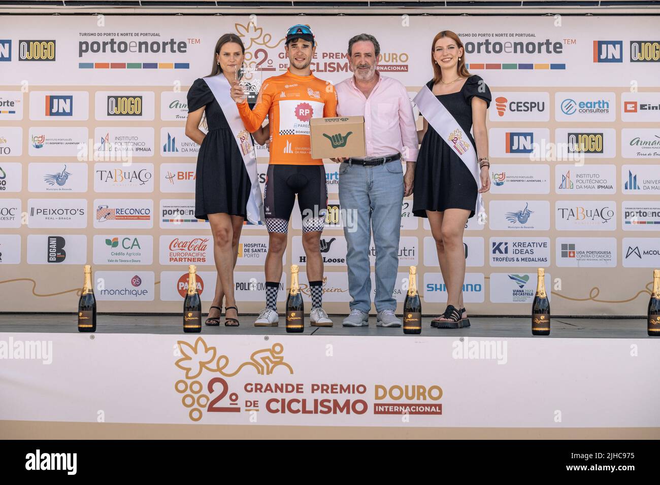 Lamego 07/17/ 2022 - ultimo giorno del Douro International Grand Prix, è iniziato ed è arrivato a Lamego. Hugo Nunes, di Rádio Popular-Paredes-Boavista, riceve il premio METAS Volantes. (Igor Martins / Global Images/Sipa USA) Foto Stock