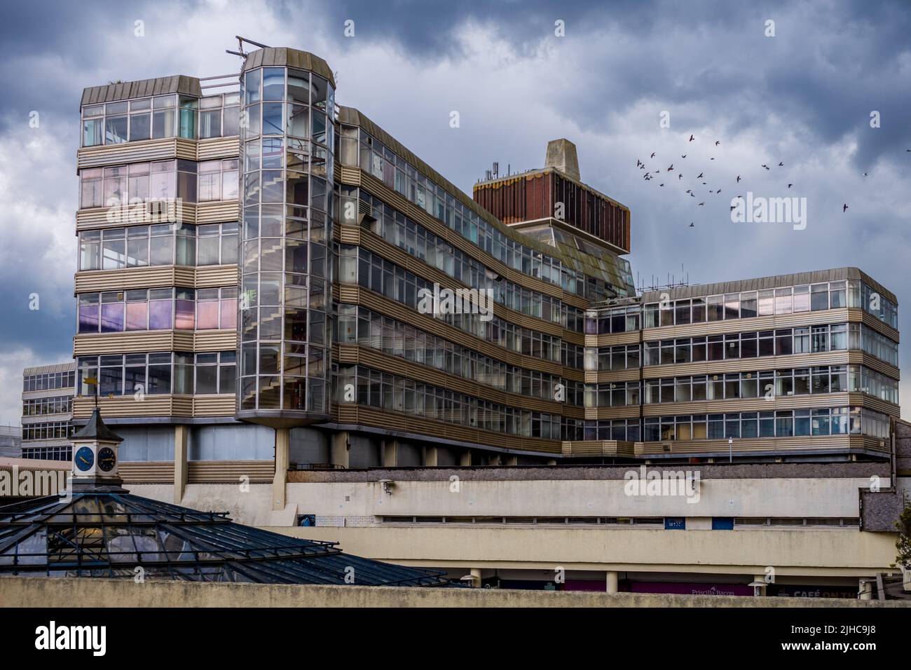 Norwich Anglia Square Sovereign House (Architects Alan Cooke Associates, 1966-68) - edificio in stile brutalista che ospitava l'ufficio della cancelleria HM Foto Stock