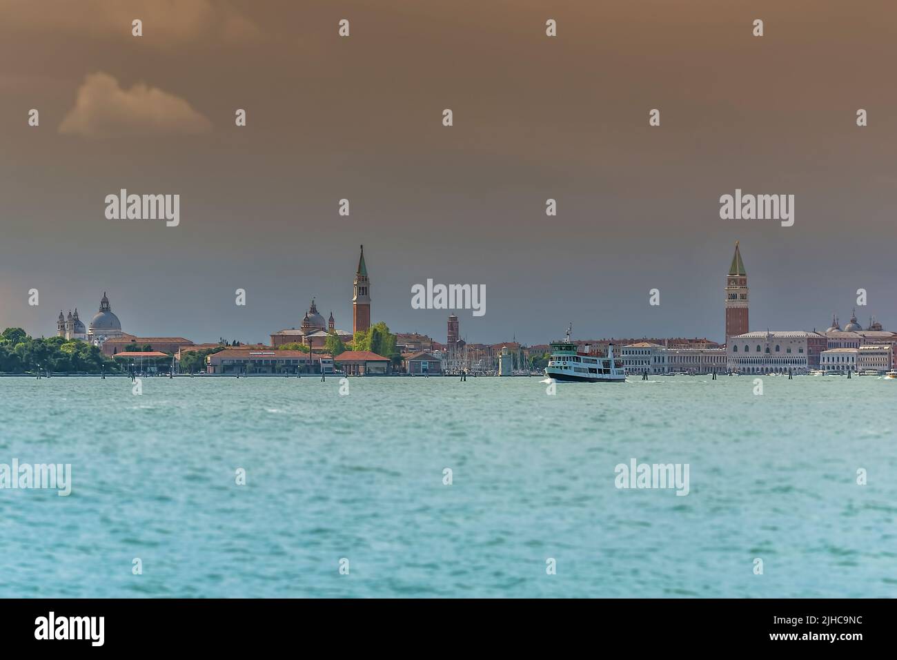 Lo splendido skyline di Venezia presenta i più famosi punti di riferimento Foto Stock