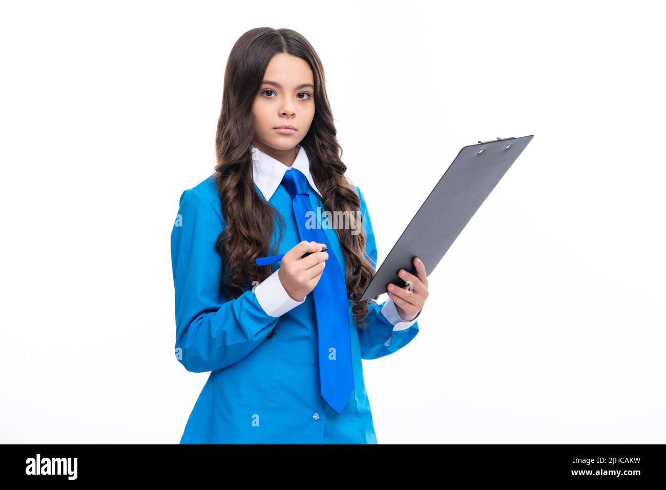 Ragazza seria adolescente in camicia e cravatta indossando ufficio uniforme tenendo appunti su sfondo bianco isolato. Foto Stock