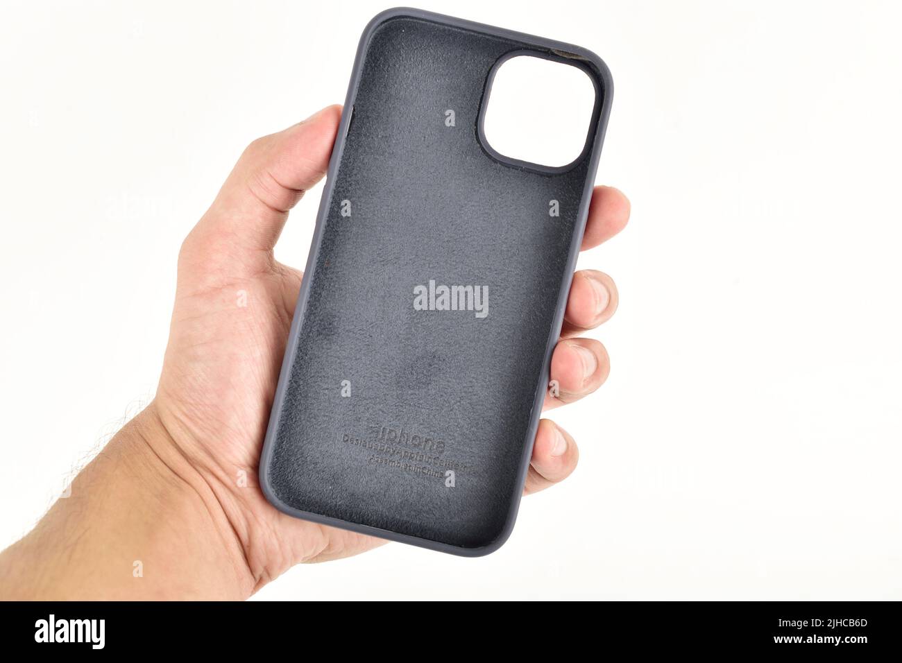 New Delhi, India - 8 luglio 2022: Caso iPhone in mano isolato su sfondo bianco Foto Stock