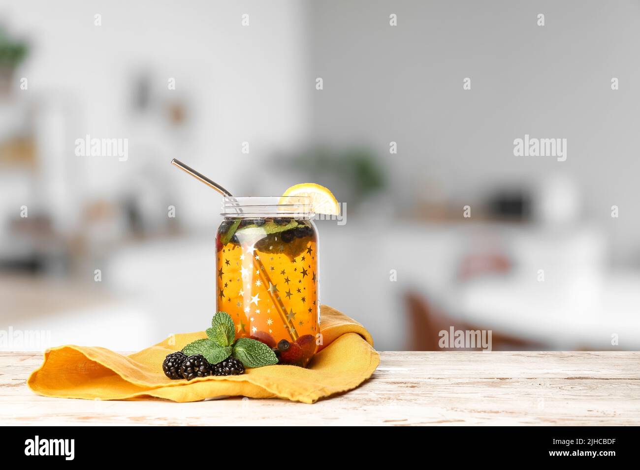 Vasetto Mason di tè freddo di frutta sul tavolo interno Foto Stock