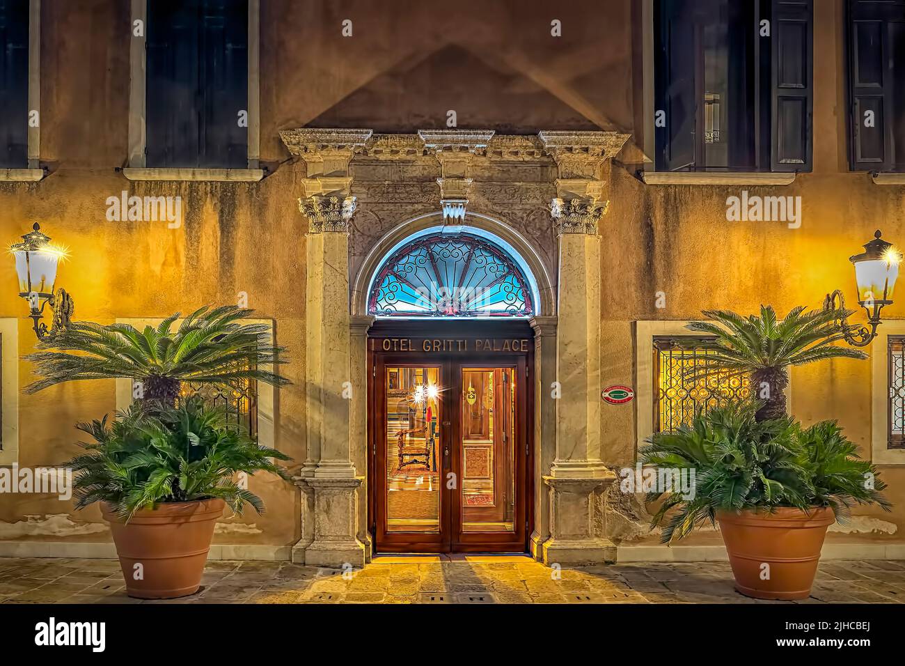 Ingresso illuminato al leggendario hotel di lusso Gritti Palace di Venezia di notte Foto Stock